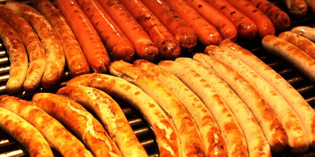 Ganz viele Bratwürste auf einem Grill Ganz viele Bratwürste auf einem Grill