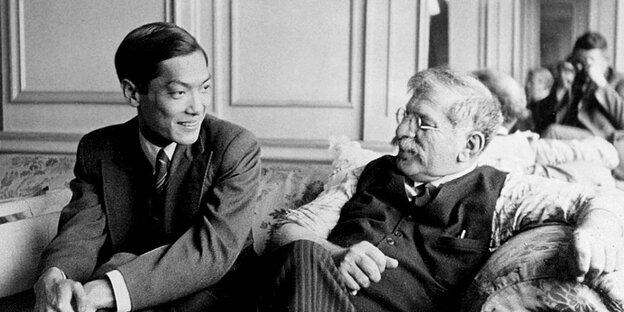 Magnus Hirschfeld (re.) mit Dr. Li Shiu Tong auf einem Sofa Magnus Hirschfeld (re.) mit Dr. Li Shiu Tong auf einem Sofa