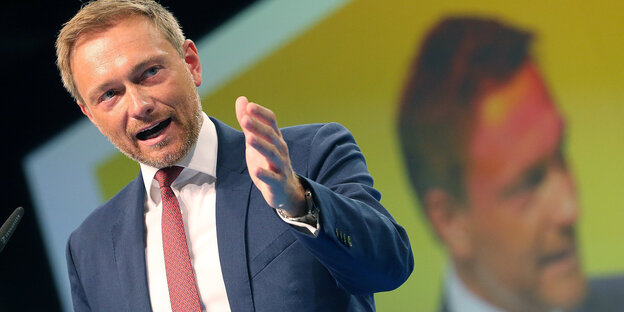 Christian Lindner gestikulierend an einem Rednerpult Christian Lindner gestikulierend an einem Rednerpult