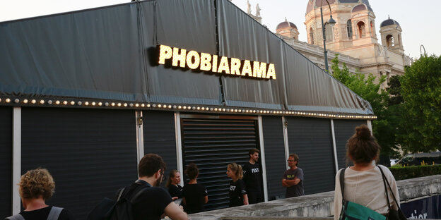 Wartende vor dem provisorisch aufgebauten Phobiorama. Wartende vor dem provisorisch aufgebauten Phobiorama.