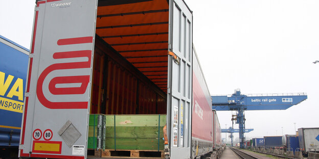 Ein Container mit geöffneter Rückseite im Hafen von Lübeck. Ein Container mit geöffneter Rückseite im Hafen von Lübeck.
