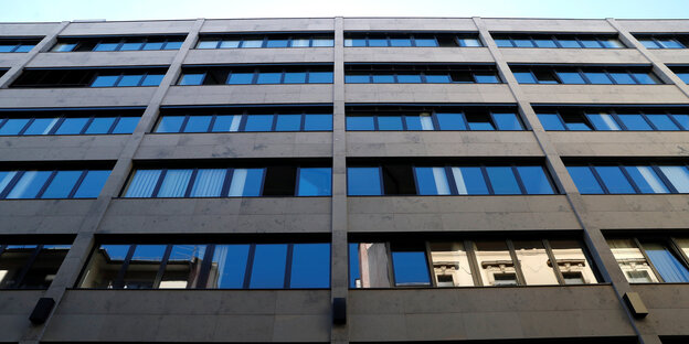 Die Fassade eines Hochhauses von unten fotografiert Die Fassade eines Hochhauses von unten fotografiert