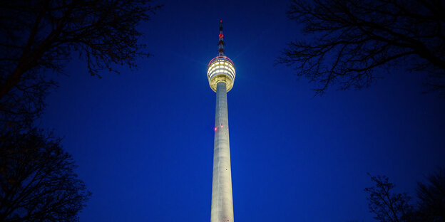 Ein weit nach oben in den Himmel ragender Turm Ein weit nach oben in den Himmel ragender Turm