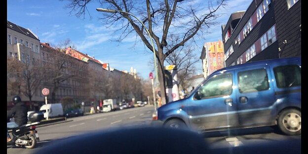 Auto nimmt Vorfahrt. Auto nimmt Vorfahrt.