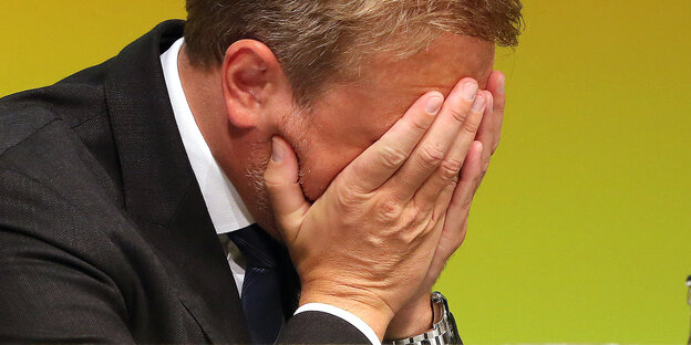 Christian Lindner, FDP-Vorsitzender, hält sich die Hände vors Gesicht Christian Lindner, FDP-Vorsitzender, hält sich die Hände vors Gesicht