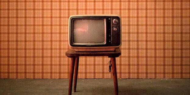 Ein Retro-Fernseher auf einem Hocker Ein Retro-Fernseher auf einem Hocker