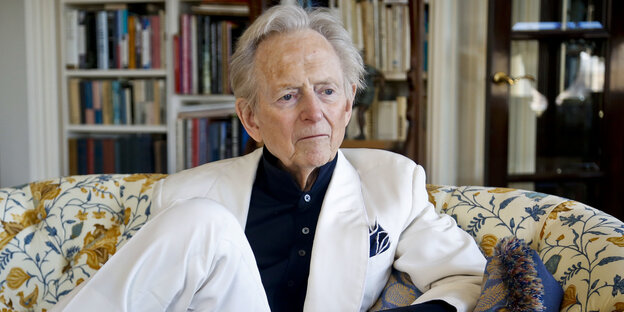 Tom Wolfe sitzt ein einem Sofa Tom Wolfe sitzt ein einem Sofa