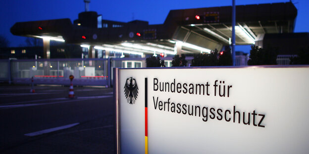 Schild mit Aufschrift "Bundesamt für Verfassungsschutz" Schild mit Aufschrift "Bundesamt für Verfassungsschutz"
