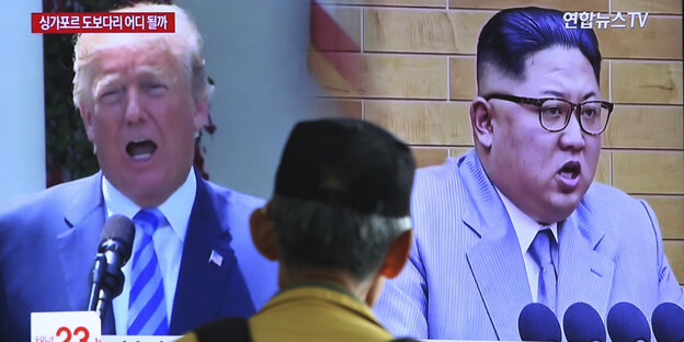 Donald Trump und Kim Jong Un auf einem Bildschirm während einer Nachrichtensendung. Davor ein Zuschauer Donald Trump und Kim Jong Un auf einem Bildschirm während einer Nachrichtensendung. Davor ein Zuschauer