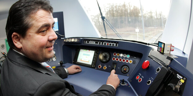Sigmar Gabriel sitzt im Cockpit einer S-Bahn und lächelt Sigmar Gabriel sitzt im Cockpit einer S-Bahn und lächelt