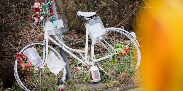 Ein Fahrrad lehnt an ein Schild Ein Fahrrad lehnt an ein Schild