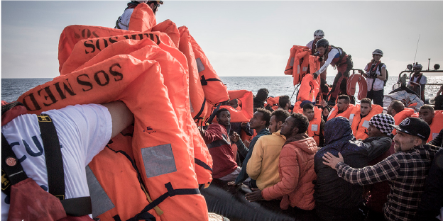 Flüchtlinge auf einem Schlauchboot Flüchtlinge auf einem Schlauchboot