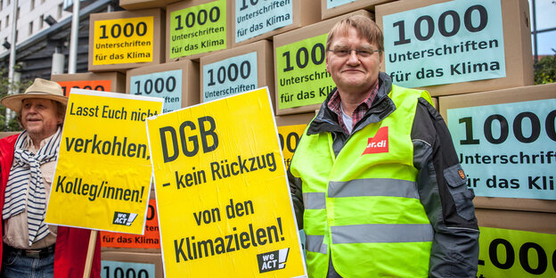 Plakate und Unterschriften vorm DGB-Kongress