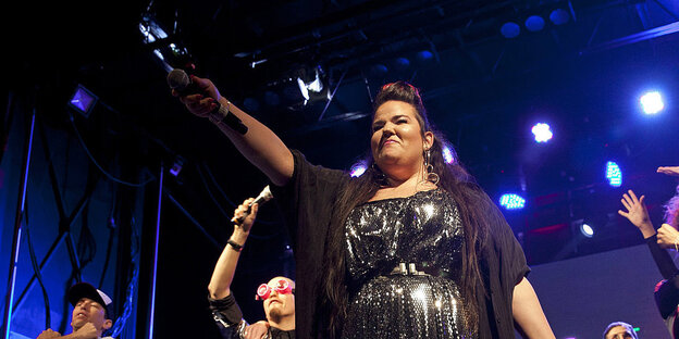 ESC-Gewinnerin Netta Barzilai steht auf der Bühne und hält das Mikro in die Luft ESC-Gewinnerin Netta Barzilai steht auf der Bühne und hält das Mikro in die Luft