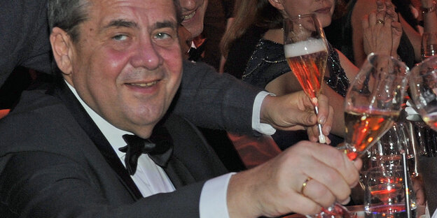 Sigmar Gabriel mit Sektglas Sigmar Gabriel mit Sektglas