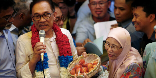 Anwar Ibrahim spricht in ein Mikro Anwar Ibrahim spricht in ein Mikro