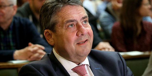 Sigmar Gabriel guckt fasziniert nach oben