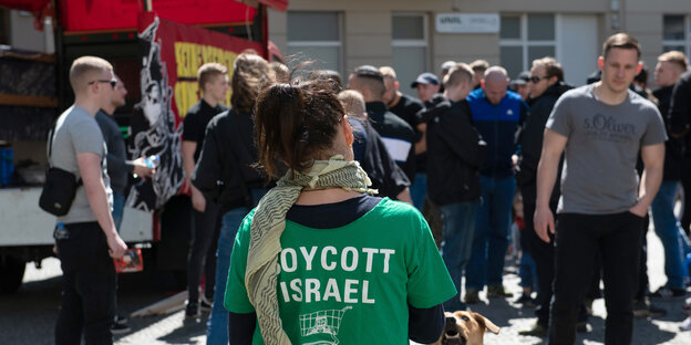 Person mit "Boycott Israel"-T-Shirt-Aufdruck auf einer Kundgebung Person mit "Boycott Israel"-T-Shirt-Aufdruck auf einer Kundgebung