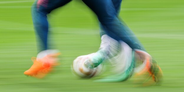 Zwei Fußballspieler kämpfen um den Ball Zwei Fußballspieler kämpfen um den Ball