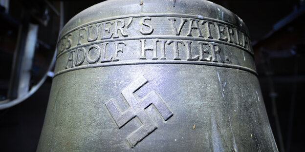 Eine Bronzeglocke mit Hakenkreuz und dem Spruch „Alles für's Vaterland Adolf Hitler“ Eine Bronzeglocke mit Hakenkreuz und dem Spruch „Alles für's Vaterland Adolf Hitler“