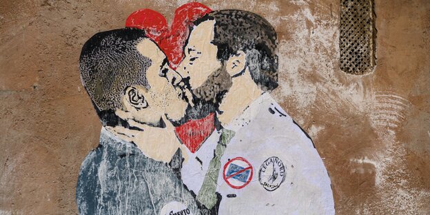 Ein Graffiti in Rom stellt Luigi di Maio, Vorsitzender der Partei Fünf Sterne, und Matteo Salvini, Vorsitzender der Lega-Partei, beim Küssen dar Ein Graffiti in Rom stellt Luigi di Maio, Vorsitzender der Partei Fünf Sterne, und Matteo Salvini, Vorsitzender der Lega-Partei, beim Küssen dar