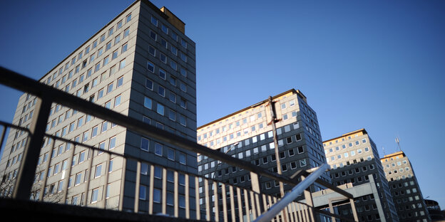 Vier Hochhäuser mit grauer Fassade. Vier Hochhäuser mit grauer Fassade.