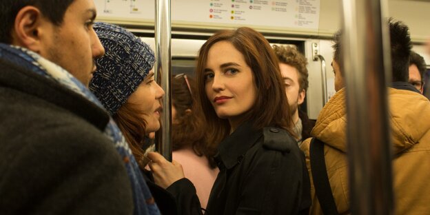 Ein Frau in der U-Bahn, die geheimnisvoll blickt Ein Frau in der U-Bahn, die geheimnisvoll blickt