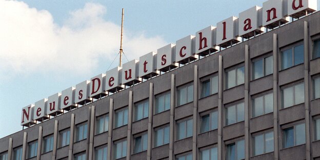 Haus mit Schriftzug “Neues Deutschland“ Haus mit Schriftzug “Neues Deutschland“