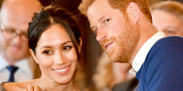 Harry sagt Meghan Markle etwas ins Ohr Harry sagt Meghan Markle etwas ins Ohr