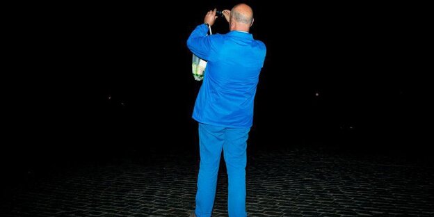 Ein Mann fotografiert im Dunkeln Ein Mann fotografiert im Dunkeln