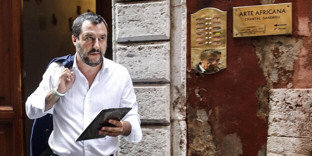 Matteo Salvini trägt sein Jacket über der Schulter Matteo Salvini trägt sein Jacket über der Schulter