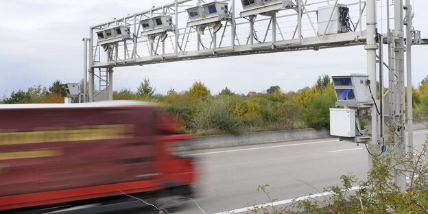 Eine Mautbrücke auf der Autobahn Eine Mautbrücke auf der Autobahn