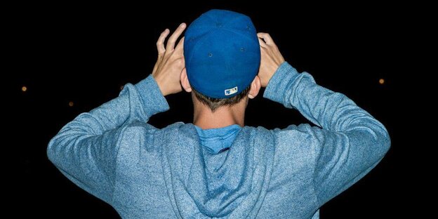 Ein junger Mensch fotografiert im Dunkeln Ein junger Mensch fotografiert im Dunkeln