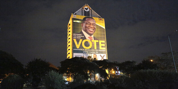 Ein Wahlkampf-Banner des amtierenden Regierungschefs Mnangagwa hängt an einem Haus Ein Wahlkampf-Banner des amtierenden Regierungschefs Mnangagwa hängt an einem Haus