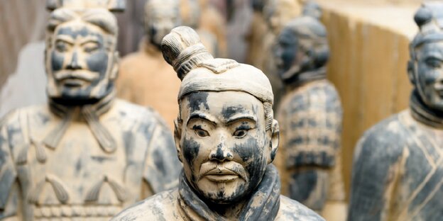 Eine Gruppe von Terrakotta-Statuen, die chinesische Krieger darstellen. Eine Gruppe von Terrakotta-Statuen, die chinesische Krieger darstellen.