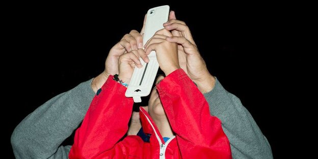 Zwei Menschen fotografieren im Dunkeln Zwei Menschen fotografieren im Dunkeln
