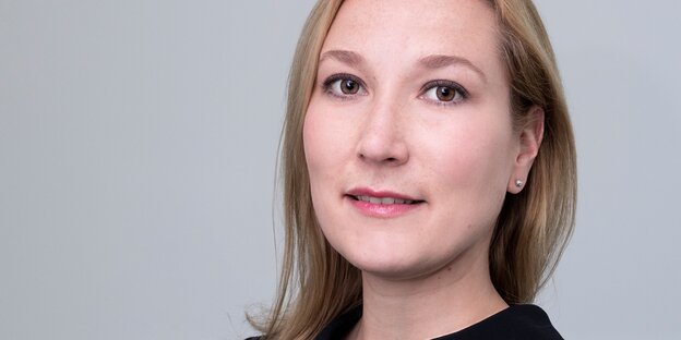 Eine Frau mit blonden längeren Haaren, Julia Bönisch Eine Frau mit blonden längeren Haaren, Julia Bönisch