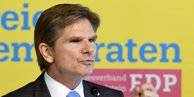 Schleswig-Holsteins FDP-Landeschef Heiner Garg bei einer Rede vor einer FDP-Plakatwand. Schleswig-Holsteins FDP-Landeschef Heiner Garg bei einer Rede vor einer FDP-Plakatwand.