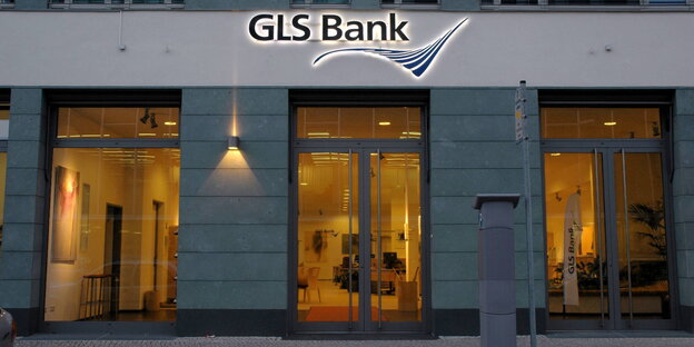 Ein graues Gebäude mit dem Schriftzug GLS Ein graues Gebäude mit dem Schriftzug GLS