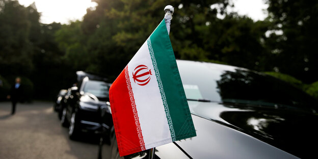 Eine iranische Flagge hängt an einem Auto Eine iranische Flagge hängt an einem Auto
