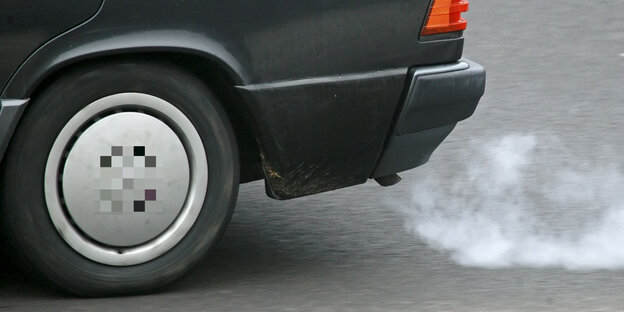 Hinterteil eines Abgase ausstoßenden Autos Hinterteil eines Abgase ausstoßenden Autos