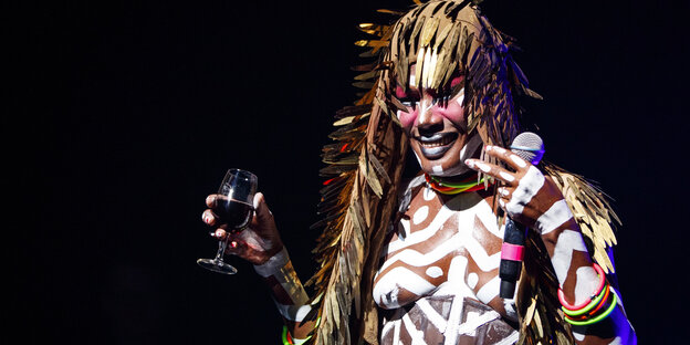 Grace Jones, farbenprächtig gekleidet und gut gelaunt Grace Jones, farbenprächtig gekleidet und gut gelaunt