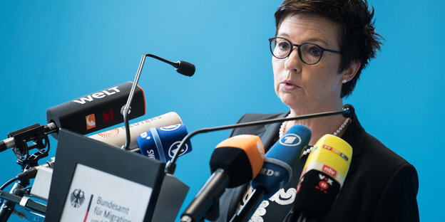 Eine Frau steht vor Mikrofonen Eine Frau steht vor Mikrofonen