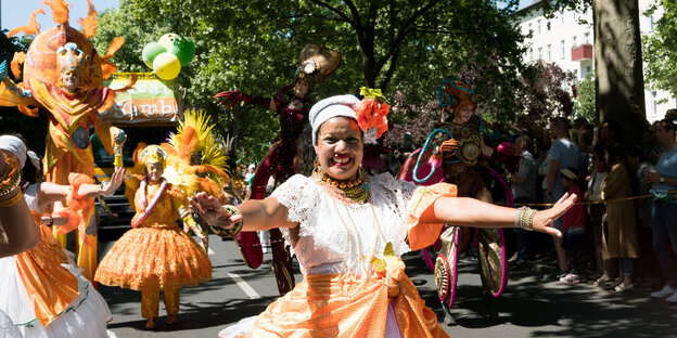 Sambatänzerinnen beim Karneval der Kulturen Sambatänzerinnen beim Karneval der Kulturen