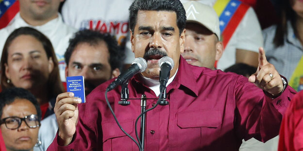 Nicolás Maduro spricht in ein Mikrofon Nicolás Maduro spricht in ein Mikrofon