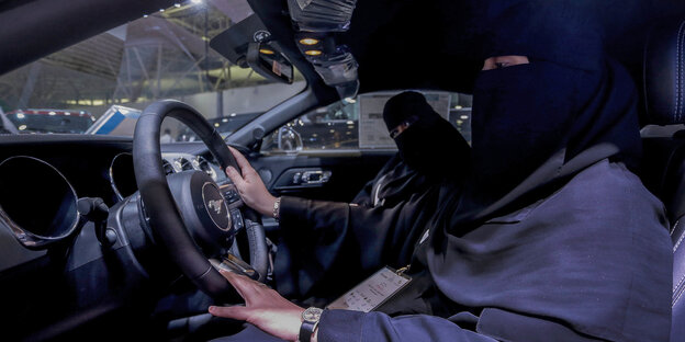 Eine saudische Frau am Steuer eines Autos Eine saudische Frau am Steuer eines Autos