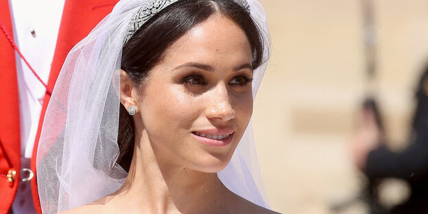 Meghan Herzogin von Sussex trägt Brautschleier und lächelt Meghan Herzogin von Sussex trägt Brautschleier und lächelt