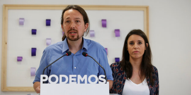 Podemos-Generalsekretär Pablo Iglesias und die Fraktionssprecherin der Partei Irene Montero Podemos-Generalsekretär Pablo Iglesias und die Fraktionssprecherin der Partei Irene Montero