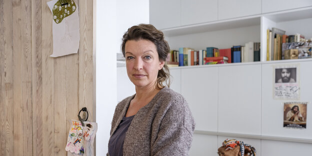 Die Schriftstellerin Julia Jessen vor einer weißen Schrankwand mit Büchern. Die Schriftstellerin Julia Jessen vor einer weißen Schrankwand mit Büchern.