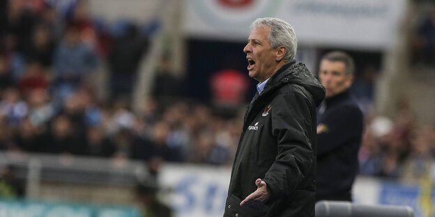 Lucien Favre steht im Stadion und ruft etwas Lucien Favre steht im Stadion und ruft etwas